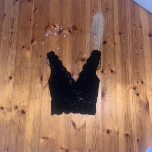 Svart Zara topp - Nästan helt oanvänd svart trendig Zara topp