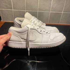 Jordan 1 tripple white - Nike Jordan 1 low tripple white, i färgen white/white Storlek 44,5👟  Skolådan finns tyvärr inte kvar, skorna fraktas tryggt i en annan skokartong De är i bra skick, förutom små sprickor på skornas framsida, (se sista bilden).  Sökord: jordan, jordan 1, jordan low, lows, nike, air jordan, Jordan 3, jordan 4, jordan 5, jordans, summer, style, white