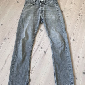 Jeans - Stilrena jeans ifrån Jack and jones! I superbra skick, med väldigt bra passform. Jag skulle inte säga att de är relaxed utan mer regular. Tveka inte vid fundering!🔥💥