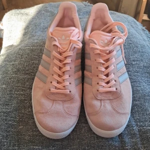 Rosa Adidas Gazelle sneakers - Säljer ett par snygga helt nya rosa Adidas Gazelle sneakers. Endast testade.