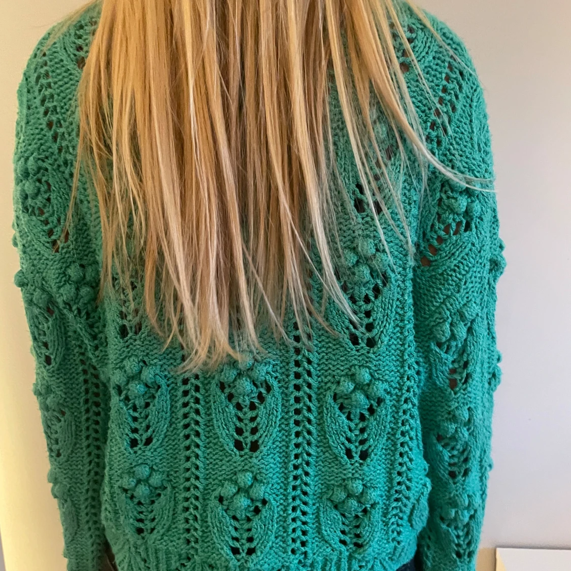 Grön stickad tröja med virkat mönster - 2