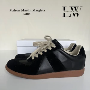 Maison Margiela GATS - Maison Margiela GATS i svart skinn och mocka. Mycket bra skick, inga defekter 8,5/10. Skor, dustbags och box medföljer. Priset är inte hugget i sten. Fråga gärna om något är oklart!