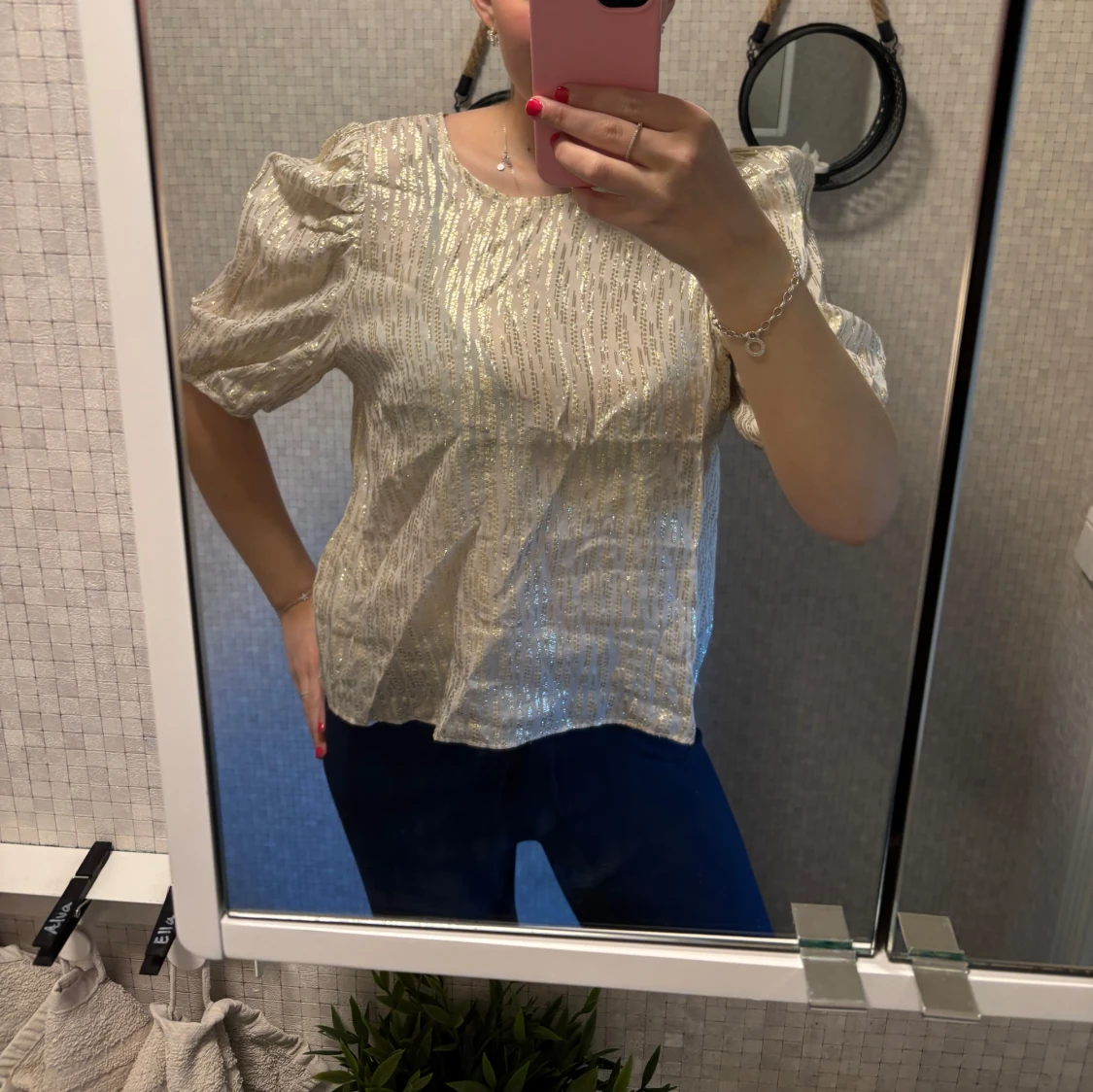 Glittrig puffärmad blus i silver och vitt