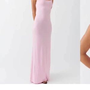 Ginatricot klänning - Säljer min oanvända långklänning från Ginatricot, finns inte att få tag i längre! Strl S utan defekter💞