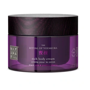 Ny! The Ritual of Yozakura Rich Body Cream - Helt ny! Lyxig body cream i en mörklila burk med svart lock från Rituals. Innehåller svart ris och yoshino cherry, ger huden näring och en mjuk känsla. Krämig konsistens och doft av körsbärsblom. Perfekt för dig som vill ha en återfuktande kroppskräm med exklusiv känsla. Slutsåld sedan länge, så passa på. Säljer mer i denna doft 🌸