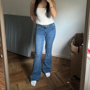 Blå bootcut jeans - Snygga blå bootcut jeans med klassisk femficksdesign och normal passform. Storlek S/30. Jag är ca 160 för referens. Jätteskönt och mjukt material. 👒