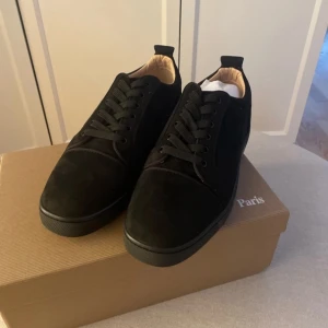 Christian Louboutin skor - Christian Louboutin skor i helt nyskick, svart färg med mocka.