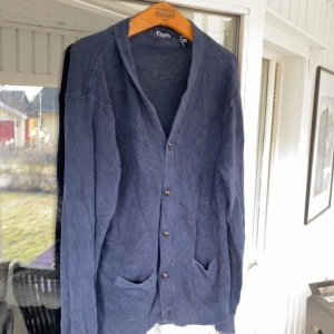 Raffe cardigan - 🔵Raffe chaps cardigan i bra skick, storlek XL, hör av er vid funderingar 🤝