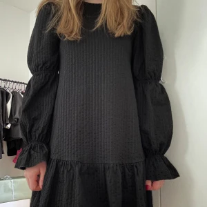 Klänning  - Superin klänning från & other stories!! Knappt använd och i ett jättefint skick. Storlek xs men rymlig. Jättefina ballongärmar som man kan styla på lite olika vis. 