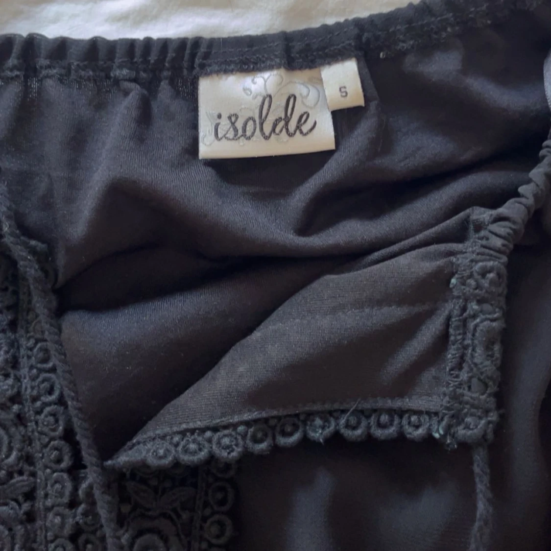 Svart blus med spetsdetaljer från Isolde - 2