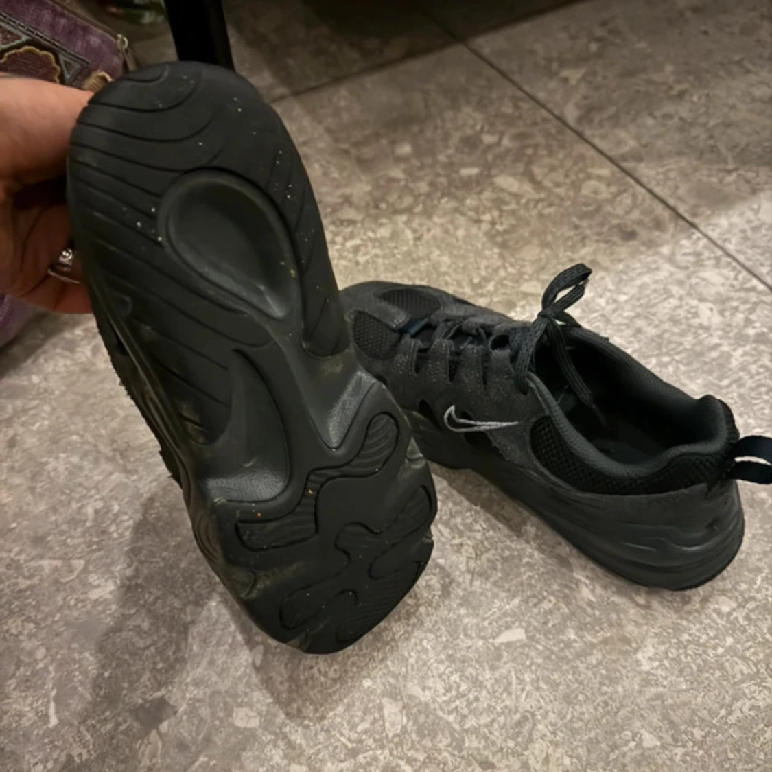 Svarta Nike sneakers med mesh och mockadetaljer - 1