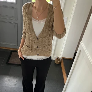 Beige stickad kofta  - Trekvartsärmad stickad kofta från H&M i fint skick. Kan inte hitta storlek men skulle säga S/M. Använd gärna köp nu!