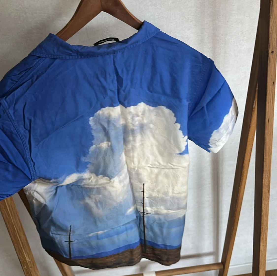 Blå kortärmad skjorta med molnmotiv från Axel Arigato - 1