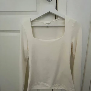 Vit långärmad tröja - Säljer en stilren vit långärmad topp med fyrkantig urringning. Perfekt att matcha med jeans eller kjol för en enkel och snygg, super skön tröja och lätt att styla, skriv för fler bilder eller om du vill diskutera priset!! Använd 1 gång