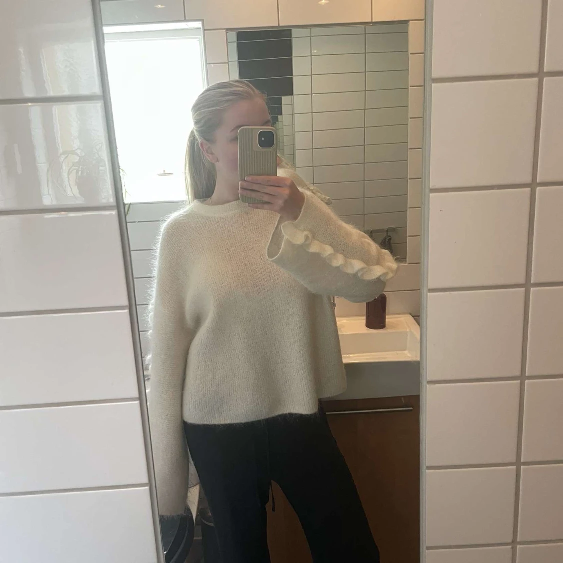 Vit stickad tröja med volangdetaljer - 1