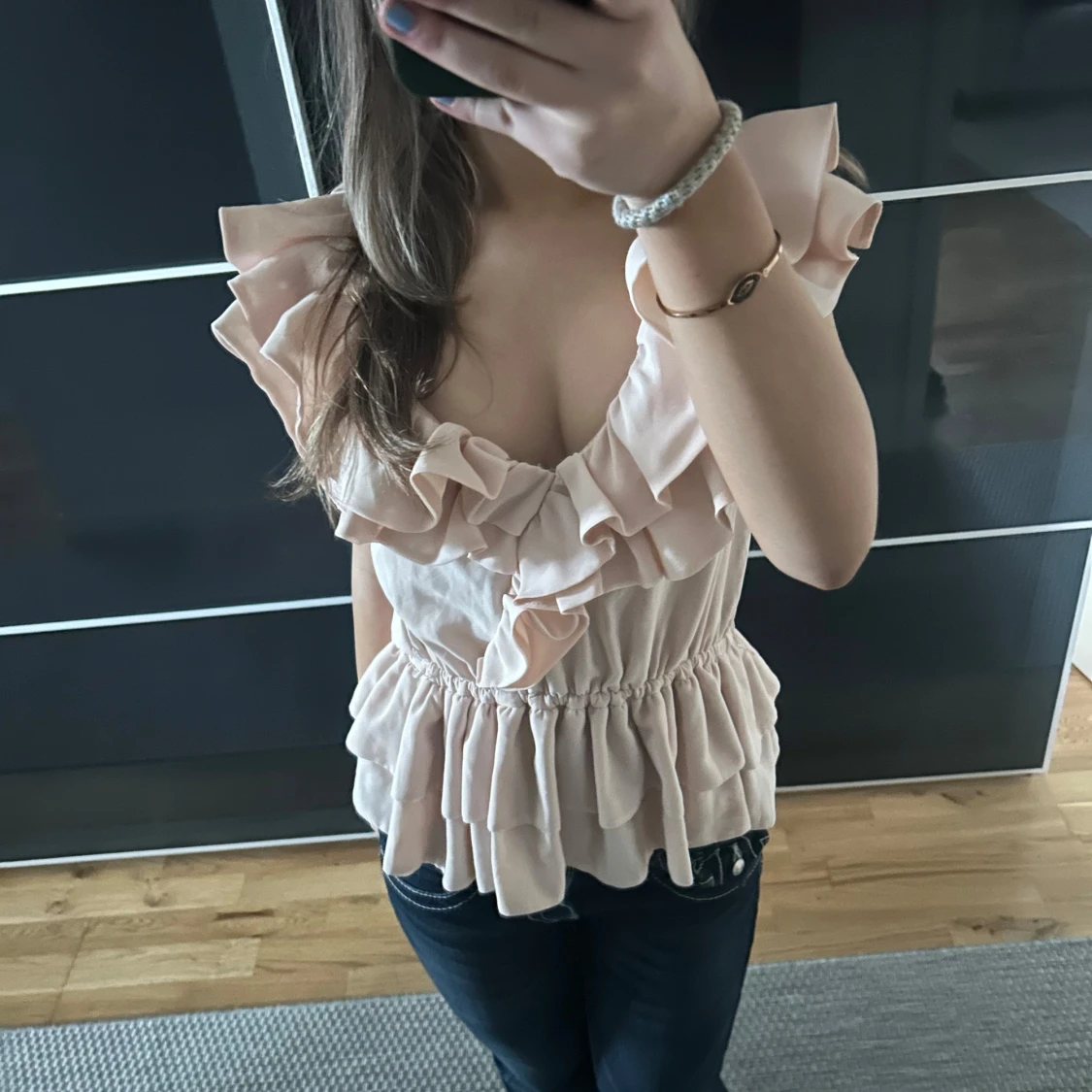 Beige volangtopp med ryschdetaljer - 1