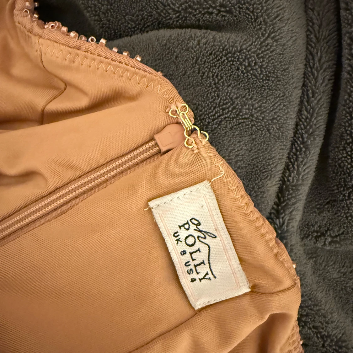 Champagnefärgad/lax färgad paljettklänning med draperad överdel - 4