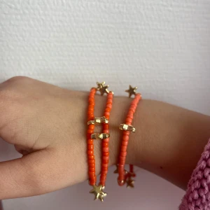 3 pack orange armband🧡 - Säljer detta egengjorda 3 pack med orangea armband för 40kr inklusive frakt. Fås i presentpåse🧡