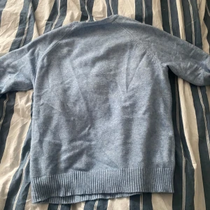 Ljusblå stickad tröja från ONLY - Mysig ljusblå stickad tröja från ONLY med ribbade muddar och nederkant. Perfekt för kyligare dagar och enkel att matcha med olika outfits.har aldrig använt 