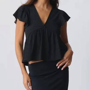 Volang topp - En fin svart volang topp i storlek XS. Ursprungspriset är 280kr! Har använts bara en gång och säljs inte längre. Kontakta mig vid frågor💗