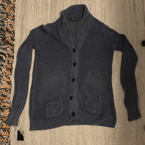 Ralph Lauren cardigan - Säljer denna Ralph lauren cardiganen i storlek m. Den är i okej skick men har en knapp lös och någon lös tråd. Har du några frågor eller funderingar hör gärna av dig🙌