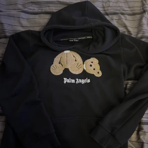 Palm angels hoodie - Storlek M. Säljer den pågrund av att jag inte vill ha den mer. Inte sönder och är rätt i storlek