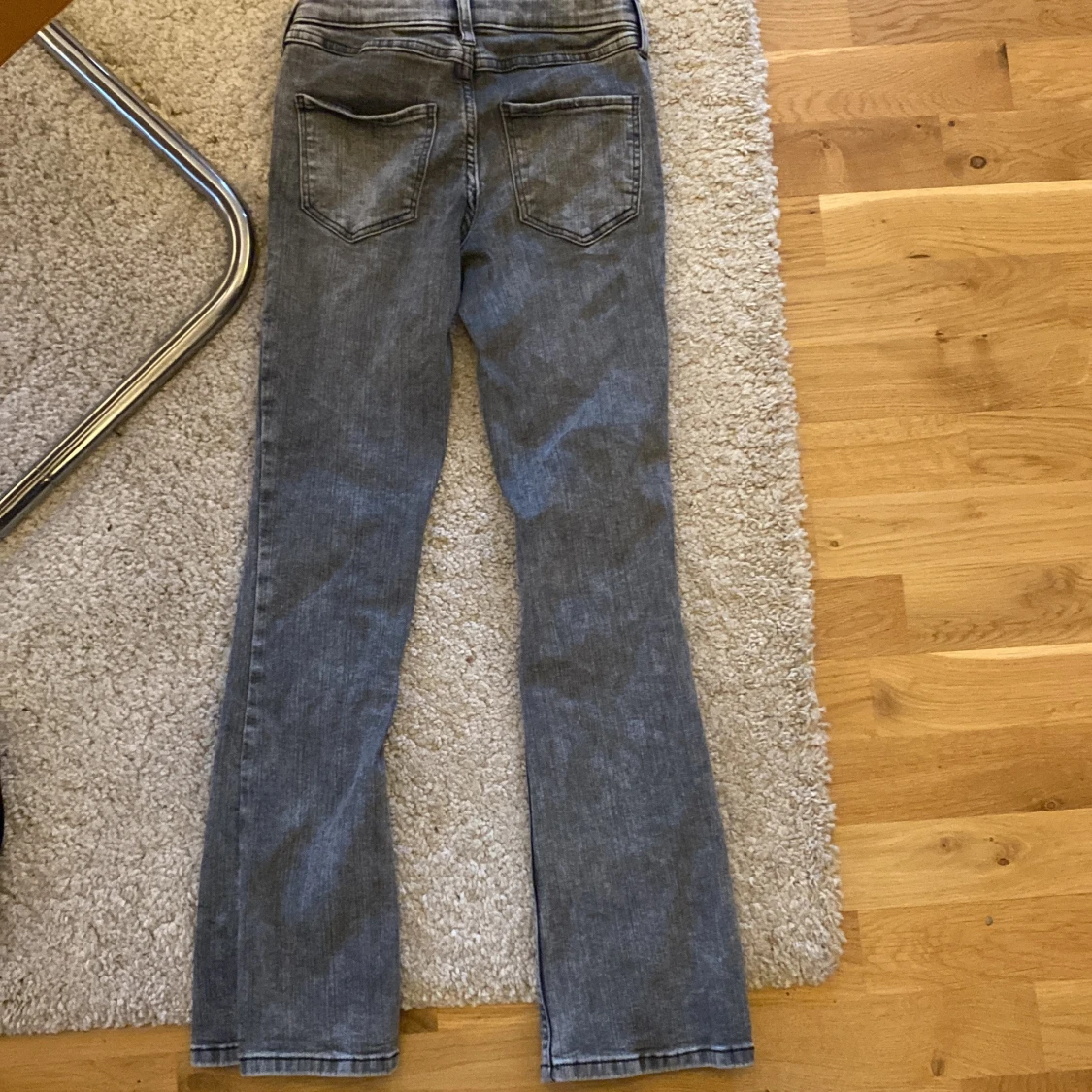 Grå bootcut jeans med knappar - 1