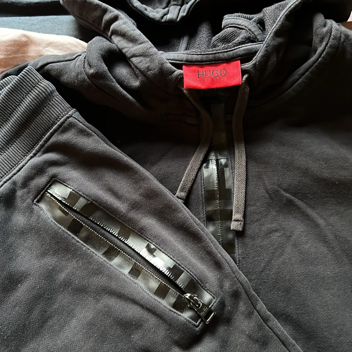 Svart hoodie och byxa med dragkedja från Hugo - 2