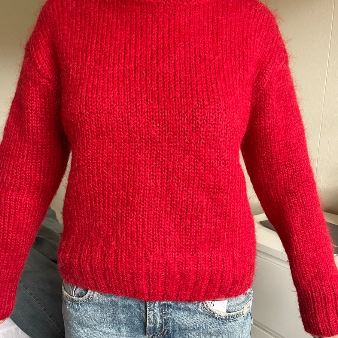 Röd stickad tröja