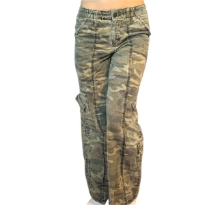 Urban outfitters byxor - Jätte fina camoflaugebyxor från urban outfitters, säljer då dem knappt kommer till andvändning, skriv vid frågor.🙌😊 nypris:700kr