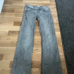 Grå bootcut jeans från Gina Tricot - Snygga lågmidjade jeans från gina, dom är bootcut i storlek 158, bra skick förutom att dom ha några ljusare prickar på baksidan, men dom märker man inte när man har på sig dom💗pris kan diskuteras