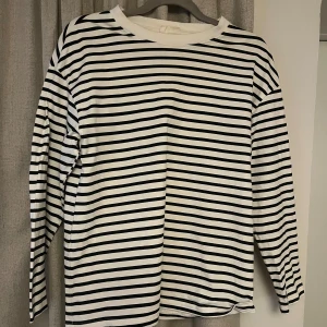 Randig långärmad tröja - Säljer en svartvit randig långärmad:)