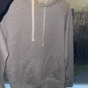 Grå hoodie från Enos Jeans - Säljer en riktigt snygg grå hoodie med huva från Enos Jeans. Nypris: 900kr. Vårat pris 550
