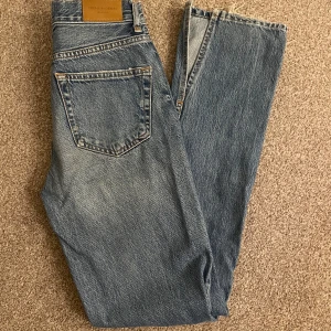 Blå jeans från Ginatricot🩵 - Säljer ett par mörkblå jeans från Gina. De har en rak passform och har slits längst ner! Har några slitningar längst ner!💕