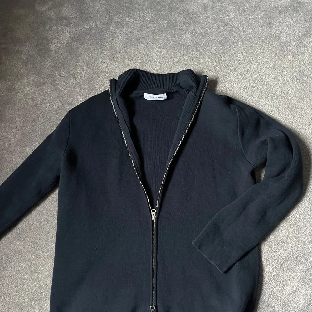Snygg svart kofta från Samsøe ful zip. Nytt pris 1600kr. Mitt pris 600kr. Riktigt fet och passar till mycket. Storlek L men passar M. Knappt använd. . Neuletakit & Villapaidat.