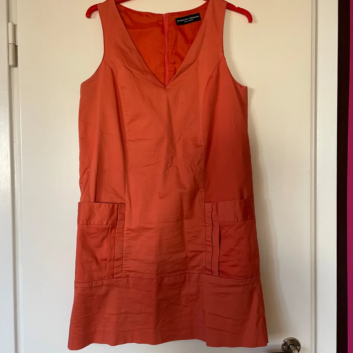 Orange ärmlös klänning från Dorothy Perkins. Prima skick.