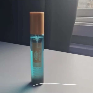 Tom Ford Neroli Portofino All Over Body Spray - Fräsch och uppfriskande kroppsspray från Tom Ford i doften Neroli Portofino. Flaskan är turkos med en elegant guldfärgad kork. Perfekt för en daglig uppfräschning med en lyxig touch.