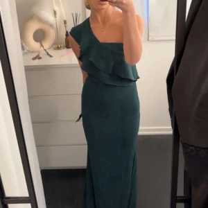 Balklänning  - Superfin grön balklänning från Lulu’s. Säljer då jag hittat en annan och det ej går att returnera. Klänningen är oanvänd 💗