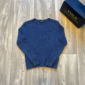 kabelstickad tröja från Ralph Lauren - Säljer en snygg blå kabelstickad tröja från Ralph Lauren. Storlek m men passar också s. Den ör i mycket bra skick. Fråga om du har några frågor 