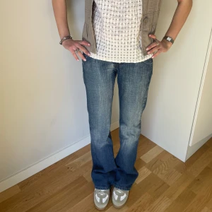 Mörkblå jeans  - Säljer dessa unika jeans. De är lowwaist och bootcut. Skriv vid frågor om mått mm.🤍