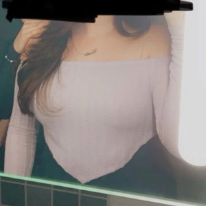 Ljuslila offshoulder topp - Säljer en stilren ljuslila offshoulder topp med ribbad struktur. Toppen har långa ärmar och en smickrande passform som framhäver axlarna. Perfekt inför sommaren!!