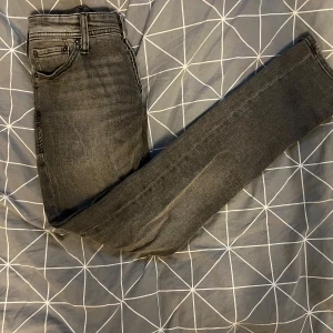 Jack and Jones jeans - Säljer ett par Jack and Jones (slim,Glenn) jeans som är ett par populära jeans. Skick 10/10 använda ett fåtal gånger. Storlek 29/30