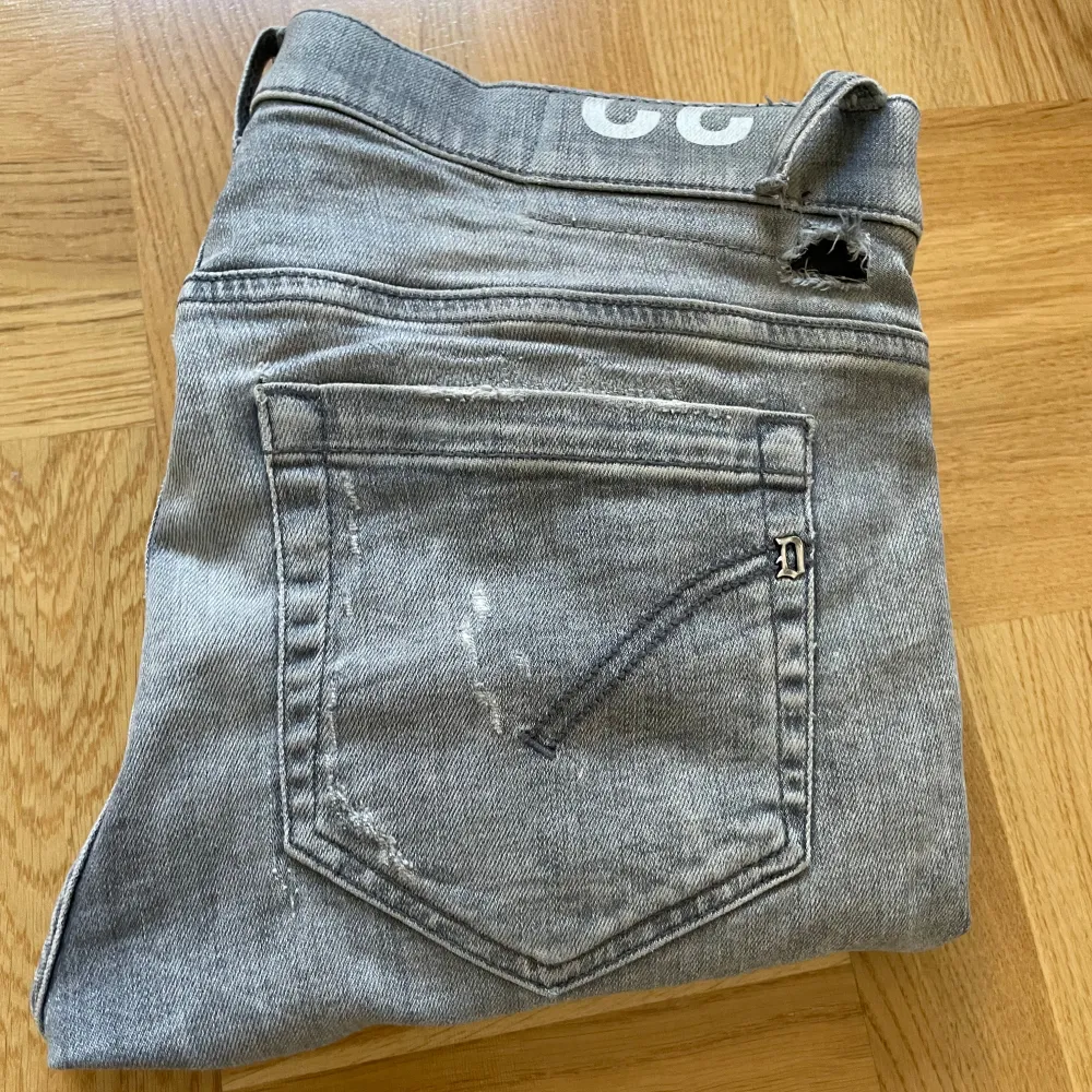 Nu säljer jag min feta jeans från de Italienska märket Dondup! De har lite slitningar och sånt som är design & ett hål som syns i bild! Byxorna är exklusiva nypris:3199. Nu säljer jag de för 75% mindre! Passa på nu och tveka inte att skriva vid minsta fundering. . Farkut & Housut.