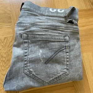 Dondup Jeans - Nu säljer jag min feta jeans från de Italienska märket Dondup! De har lite slitningar och sånt som är design & ett hål som syns i bild! Har lite lagningar har och där men inget som syns vid användning. Byxorna är  exklusiva nypris:3199. Nu säljer jag de för 75% mindre! Passa på nu och tveka inte att skriva vid minsta fundering. 