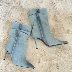 Ljusa jeans-klackar från Zara - Snygga ljusa jeans-klackar från Zara med spetsig tå och hög klack. Perfekta för att ge en trendig touch till din outfit. Aldrig använda!