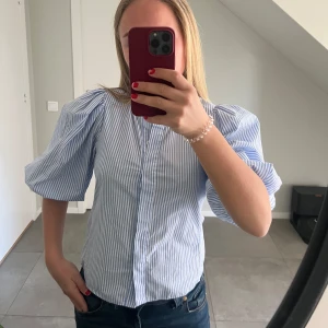 Randig blus!  - Säljer denna sjukt fina blå vit randiga blusen från Zara! Perfekt nu till vår och sommar! 🩵
