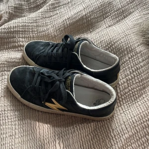 Skor  - As snygga svart skor med guld detaljer. Köpte för 1600kr och har använt ksk 10 gånger och jag är väldigt försiktig med nian skor så de är inte alls speciellt slitna. 
