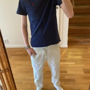 Linnebyxor - Säljer ett par vita mjukisbyxor med elastisk midja och snörning. Perfekta för en avslappnad stil. Byxorna har en lös passform och är tillverkade i ett mjukt material för extra komfort. Skriv för frågor o bilder