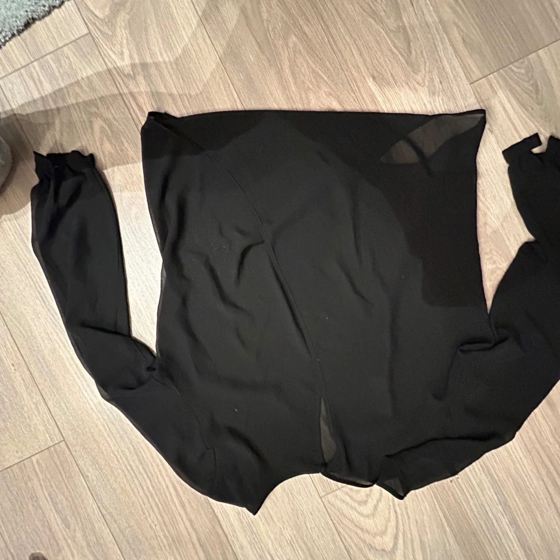 Svart blus med knappdetalj - 1