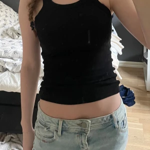 Svart ribbad linnetopp - Basic svart linne. Använd fåtal gånger. Ribbat material❤️❤️Sitter bra på mig som brukar ha S men stretchigt så passar Xs